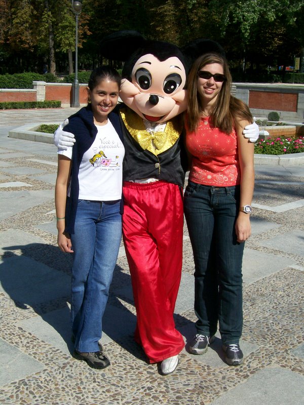 Minha amiga a esqerda, o Mickey e eu no Parque do Retiro