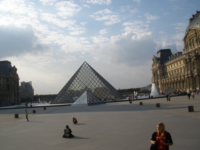 Pirâmide de vidro do filme Código da Vinci.jpg
