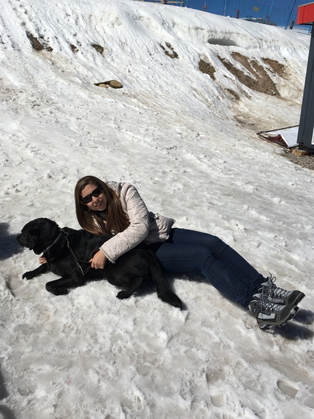 Eu e Hilary deitadas na neve