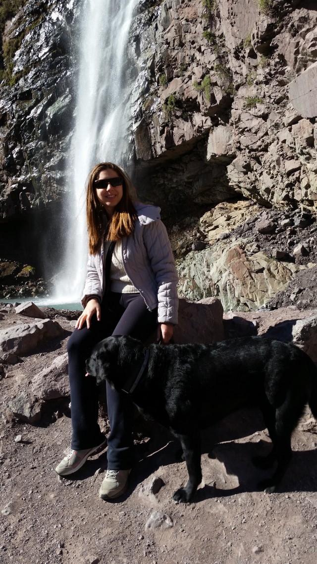 Eu e Hilary com a cachoeira ao fundo