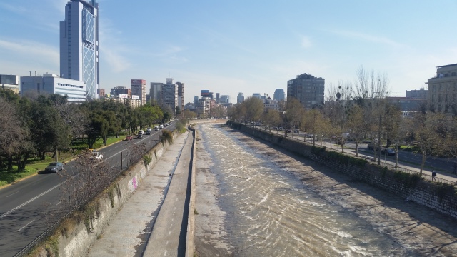 Foto do rio Mapocho, tirada da ponte de los enamorados