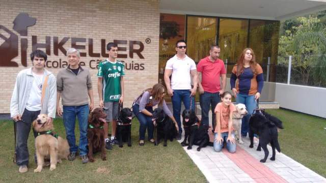 Estamos em frente a escola Helen Keller, aparecem 8 usuários com seus cães